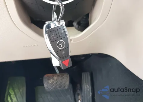 2016 Mercedes-Benz C 300 Luxury/Sport z USA, uszkodzony, nr VIN 55SWF4JB3GU163946